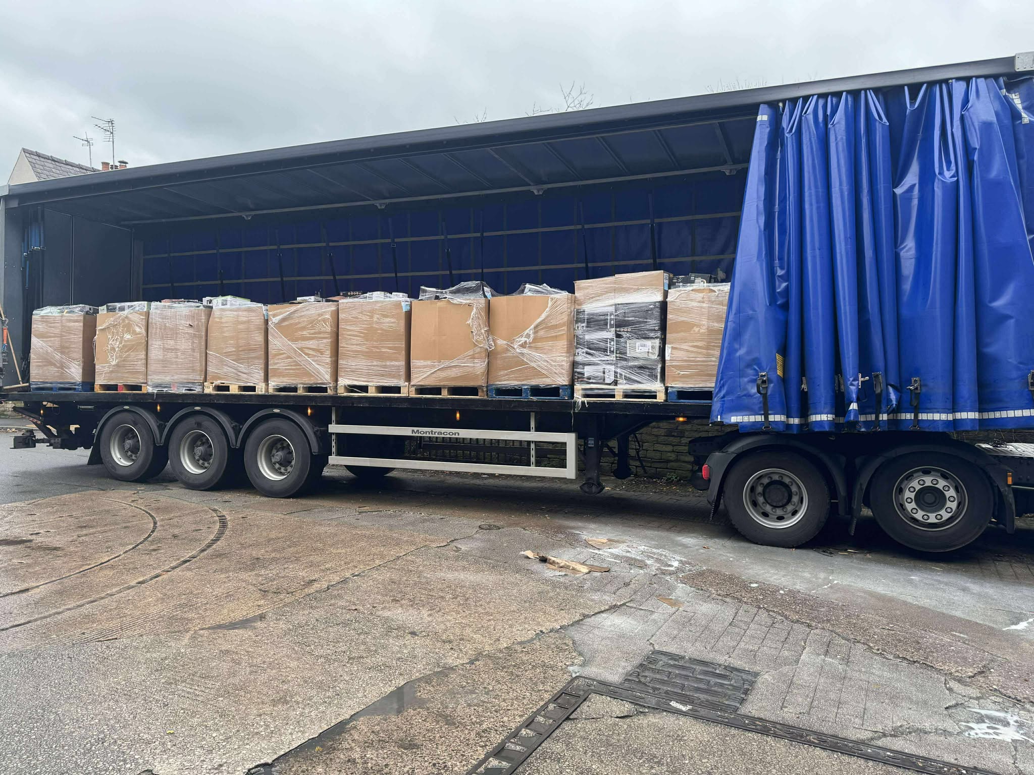 581846261_2050375149115311_2402686863168588493_n High Street Electrical Returns (22 pallets) - Image 1