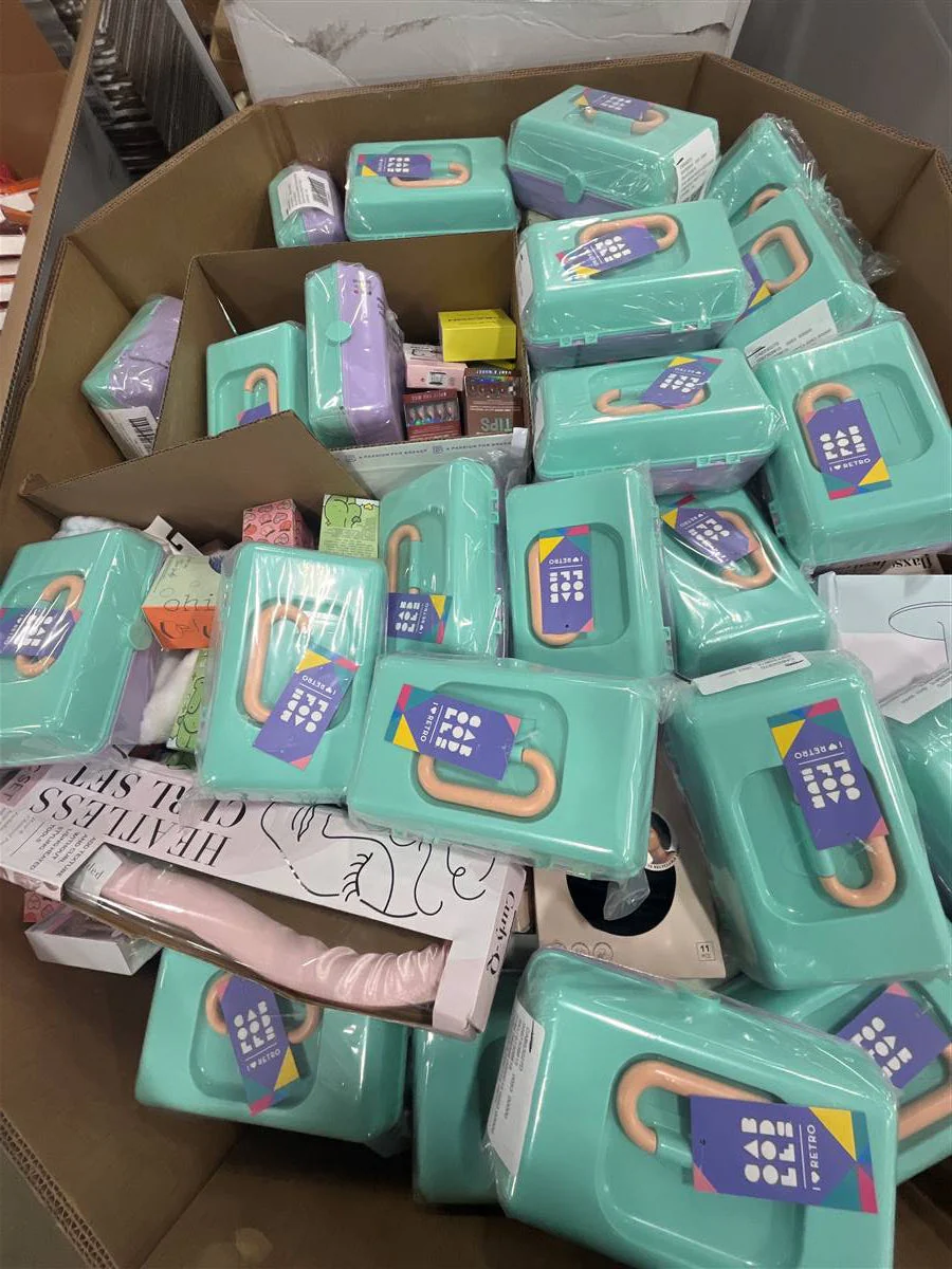 G51777-2_0a644f40-6775-4e7a-b974-23c06234edbc buy assorted cosmetics pallets or bulk beauty products